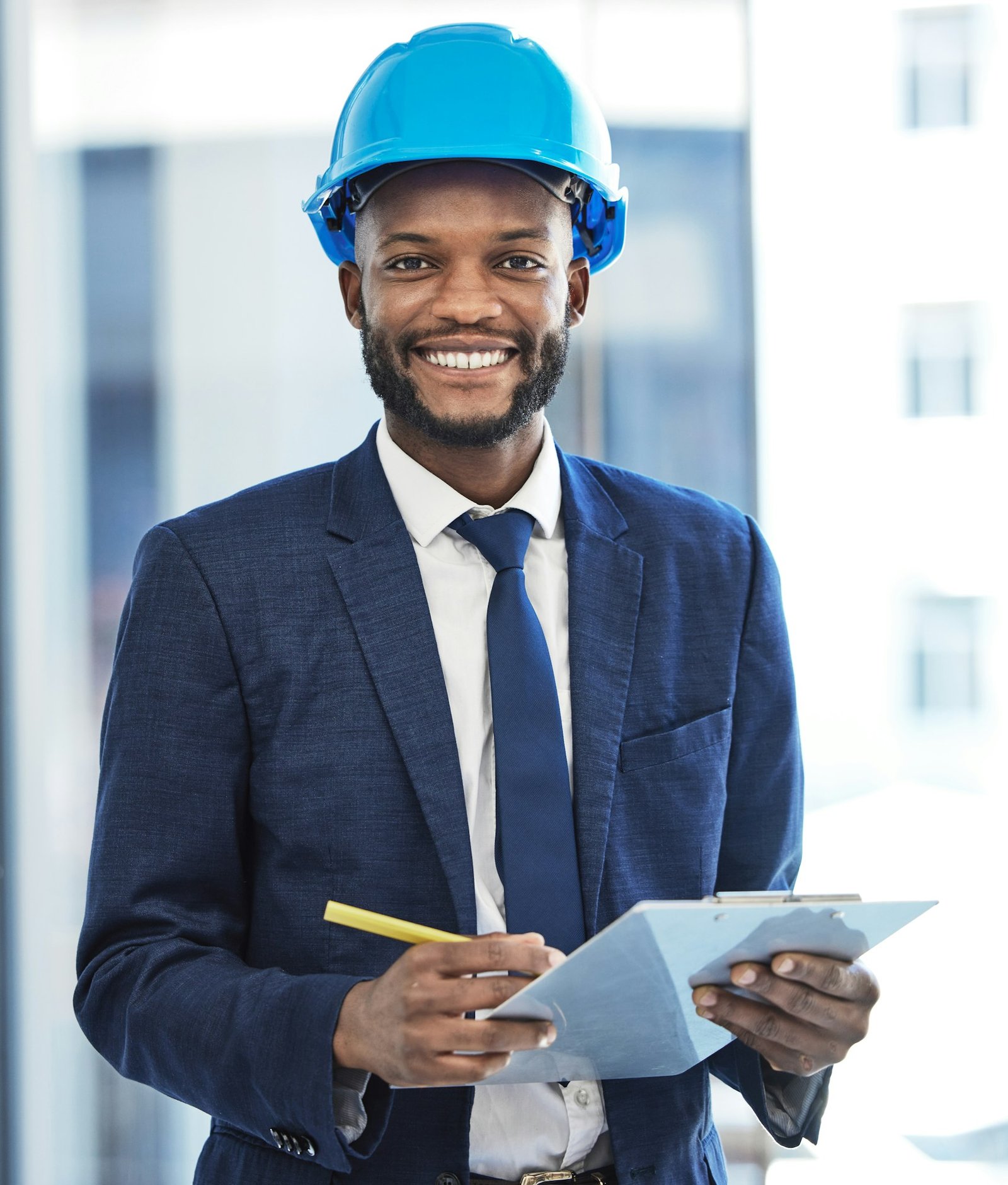 Architecte, ingénieur noir ou homme d'affaires heureux pour les notes d'écriture sur la construction, la planification ou la gestion.